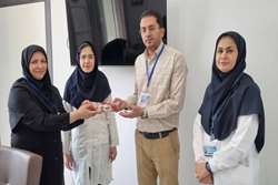 اهدا جایزه به دانشکار برتر در سه‌ماهه اول سال ۱۴۰۴ در بیمارستان قلب الزهرا (س) شیراز